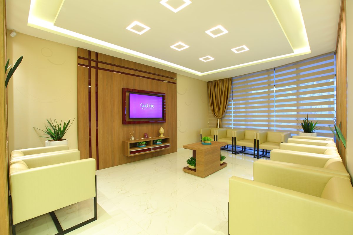 Sala de espera da Oral Unic Lajeado com poltronas